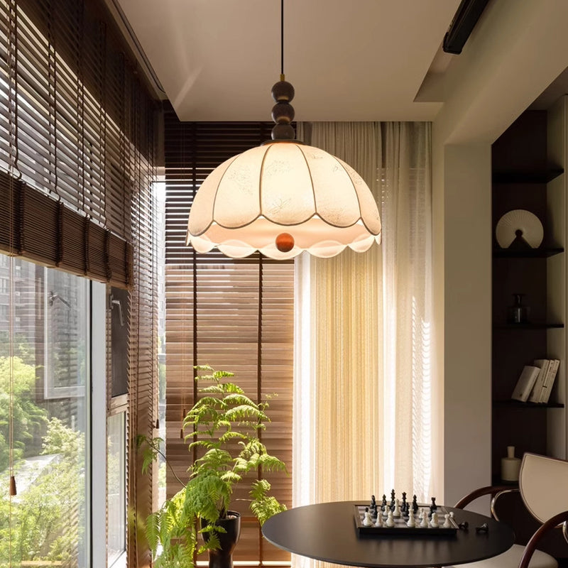 Traditionelle französische Kuppelspitze mit Blumenmuster Stoffschirm Eisen Holz 3-Licht Pendelleuchte für Wohnzimmer 