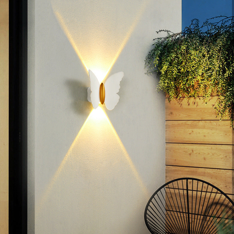 مصباح حائط LED من الألومنيوم المقاوم للماء بتصميم فراشة عصري بسيط للفناء الخارجي 