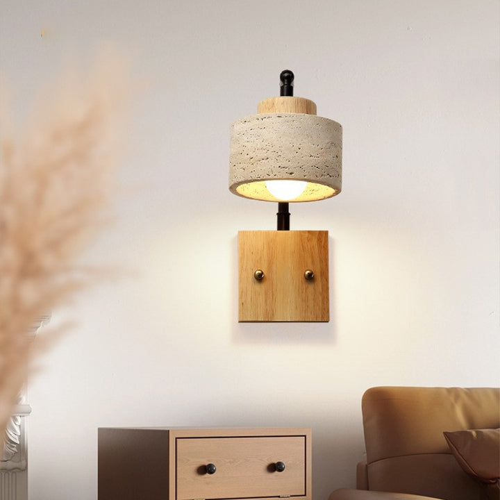 Traditionelle japanische Zylinderlampe mit gelbem Travertinschirm, quadratischem massivem Holzsockel und Eisen, 1-flammige Wandleuchte für das Schlafzimmer 