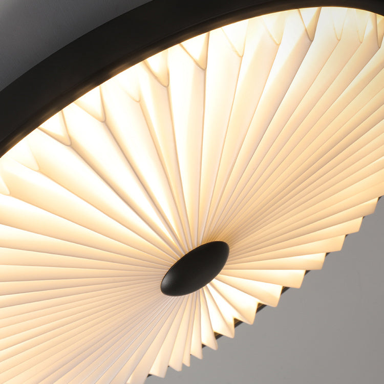 モダンミニマリストラウンドプリーツアイアンPVC LEDフラッシュマウントシーリングライト寝室用 