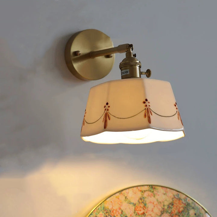 Traditionelle chinesische achteckige trapezförmige Feuerwerks bedruckte Keramikschirm Messing 1-Licht Wandleuchte für Wohnzimmer 