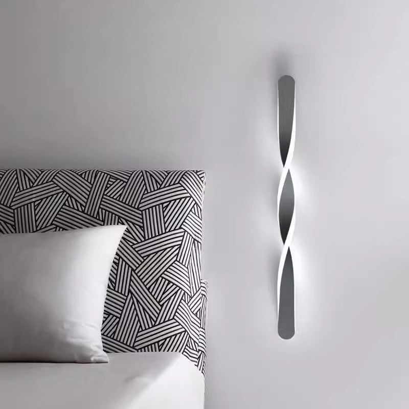 Moderne minimalistische Spiral-Twist-Wandleuchte aus langem Eisen und Aluminium mit LED für das Schlafzimmer 