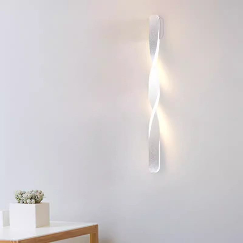 Moderne minimalistische Spiral-Twist-Wandleuchte aus langem Eisen und Aluminium mit LED für das Schlafzimmer 
