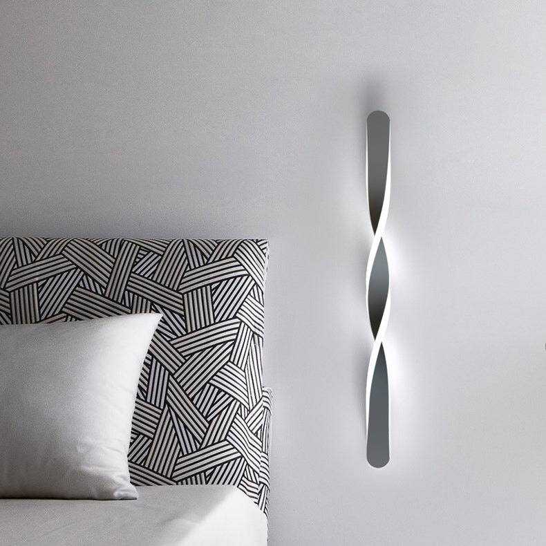 Moderne minimalistische Spiral-Twist-Wandleuchte aus langem Eisen und Aluminium mit LED für das Schlafzimmer 