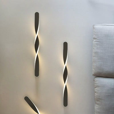 Moderne minimalistische Spiral-Twist-Wandleuchte aus langem Eisen und Aluminium mit LED für das Schlafzimmer 