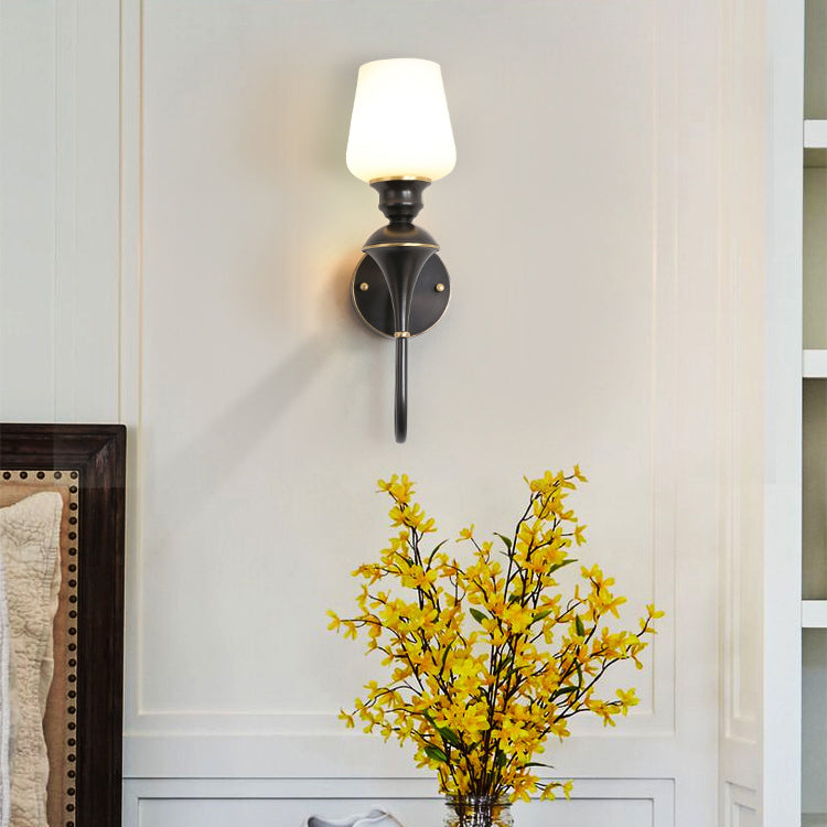 Traditioneller europäischer gebogener Stab-Kerzenhalter in Kelchform, Vollmessingrahmen, Glasschirm, 1/2 Licht Wandleuchte für Wohnzimmer 