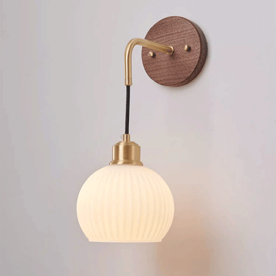Zeitgenössische Retro-Rundkuppel gestreiftes Glasschirm Kupfer Holz 1-Licht Wandleuchte für Schlafzimmer 