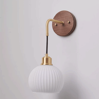 Zeitgenössische Retro-Rundkuppel gestreiftes Glasschirm Kupfer Holz 1-Licht Wandleuchte für Schlafzimmer 