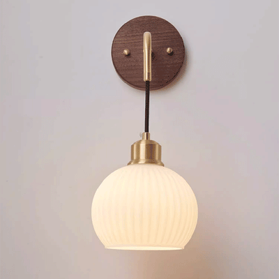 Zeitgenössische Retro-Rundkuppel gestreiftes Glasschirm Kupfer Holz 1-Licht Wandleuchte für Schlafzimmer 