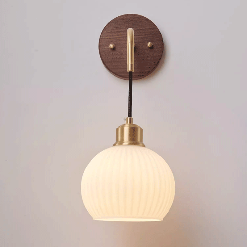 Zeitgenössische Retro-Rundkuppel gestreiftes Glasschirm Kupfer Holz 1-Licht Wandleuchte für Schlafzimmer 