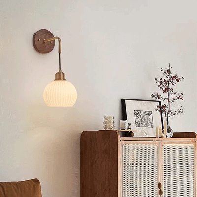 Zeitgenössische Retro-Rundkuppel gestreiftes Glasschirm Kupfer Holz 1-Licht Wandleuchte für Schlafzimmer 