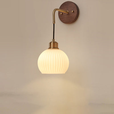 Zeitgenössische Retro-Rundkuppel gestreiftes Glasschirm Kupfer Holz 1-Licht Wandleuchte für Schlafzimmer 