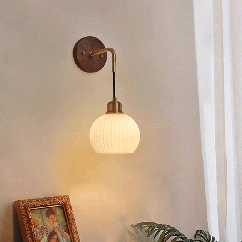 Zeitgenössische Retro-Rundkuppel gestreiftes Glasschirm Kupfer Holz 1-Licht Wandleuchte für Schlafzimmer 