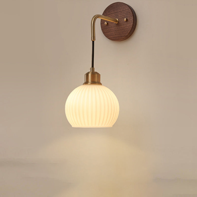 Zeitgenössische Retro-Rundkuppel gestreiftes Glasschirm Kupfer Holz 1-Licht Wandleuchte für Schlafzimmer 