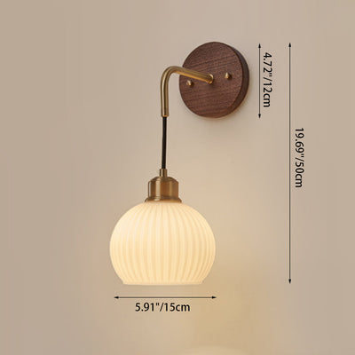 Zeitgenössische Retro-Rundkuppel gestreiftes Glasschirm Kupfer Holz 1-Licht Wandleuchte für Schlafzimmer 