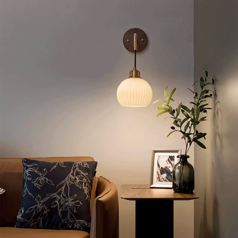 Zeitgenössische Retro-Rundkuppel gestreiftes Glasschirm Kupfer Holz 1-Licht Wandleuchte für Schlafzimmer 