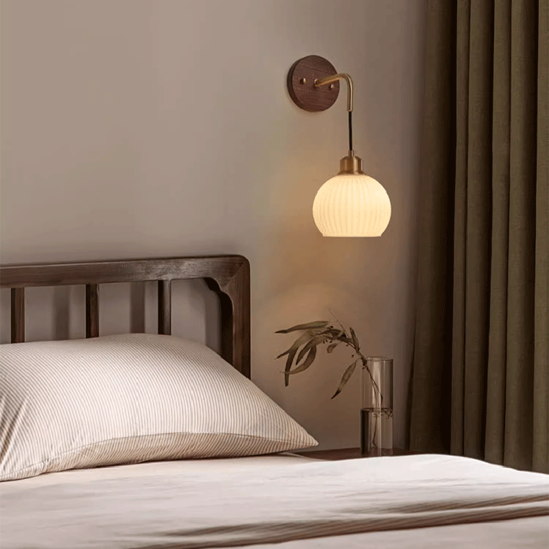 Zeitgenössische Retro-Rundkuppel gestreiftes Glasschirm Kupfer Holz 1-Licht Wandleuchte für Schlafzimmer 