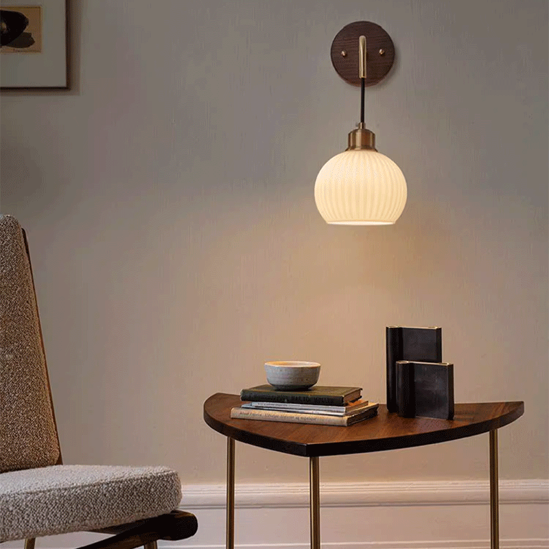 Zeitgenössische Retro-Rundkuppel gestreiftes Glasschirm Kupfer Holz 1-Licht Wandleuchte für Schlafzimmer 