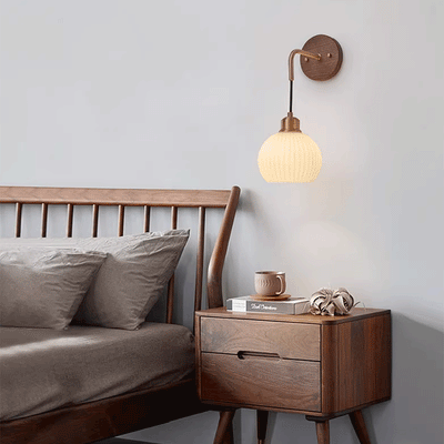 Zeitgenössische Retro-Rundkuppel gestreiftes Glasschirm Kupfer Holz 1-Licht Wandleuchte für Schlafzimmer 