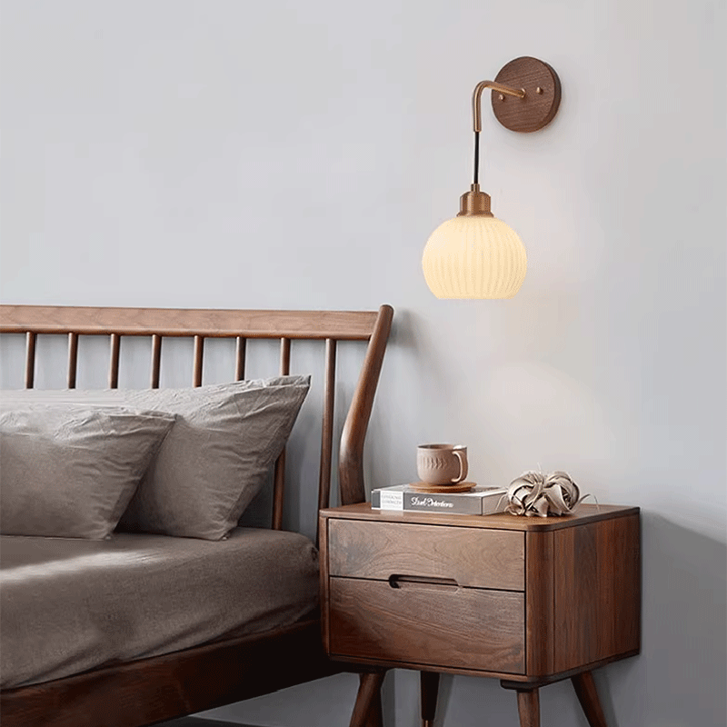 Zeitgenössische Retro-Rundkuppel gestreiftes Glasschirm Kupfer Holz 1-Licht Wandleuchte für Schlafzimmer 