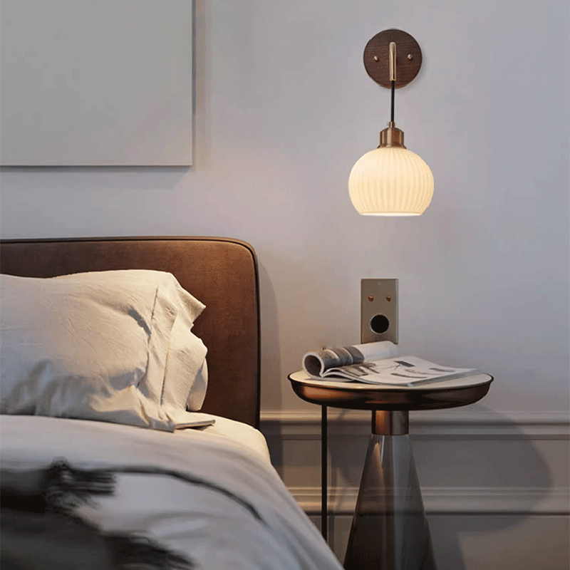 Zeitgenössische Retro-Rundkuppel gestreiftes Glasschirm Kupfer Holz 1-Licht Wandleuchte für Schlafzimmer 