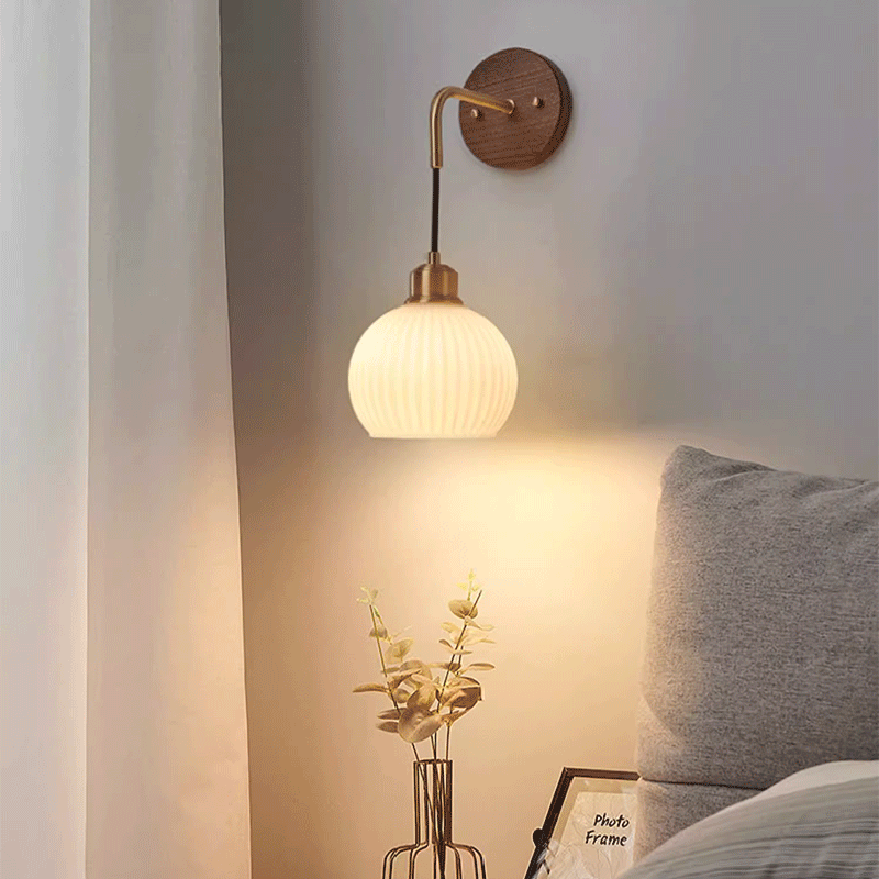 Zeitgenössische Retro-Rundkuppel gestreiftes Glasschirm Kupfer Holz 1-Licht Wandleuchte für Schlafzimmer 