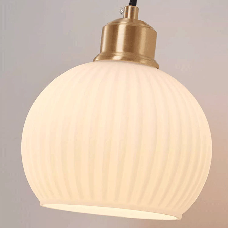 Zeitgenössische Retro-Rundkuppel gestreiftes Glasschirm Kupfer Holz 1-Licht Wandleuchte für Schlafzimmer 