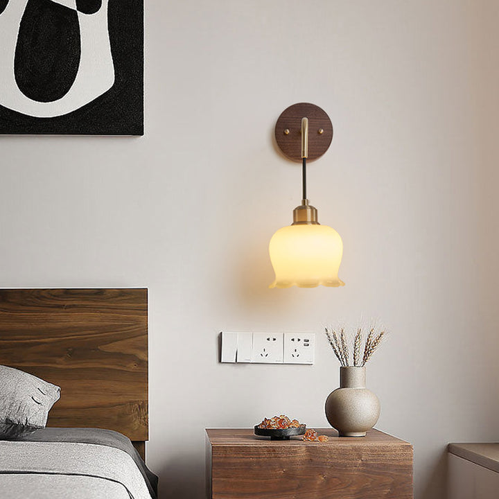 Lámpara de pared de 1 luz con pantalla de vidrio ovalada de flor retro contemporánea de cobre y madera para dormitorio 