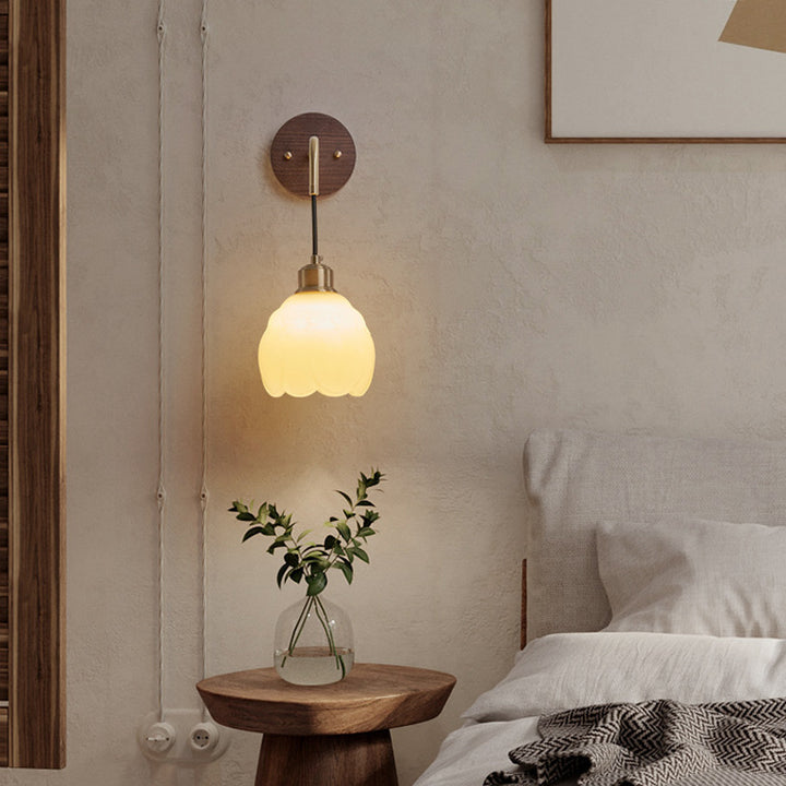 Lámpara de pared de 1 luz con pantalla de vidrio ovalada de flor retro contemporánea de cobre y madera para dormitorio 