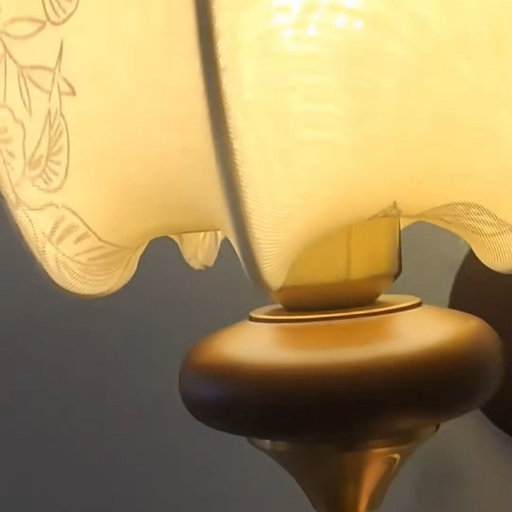 Applique murale à 1 lumière avec abat-jour en tissu imprimé floral en forme de dôme courbé traditionnel français, cadre en bois et fer pour salon 