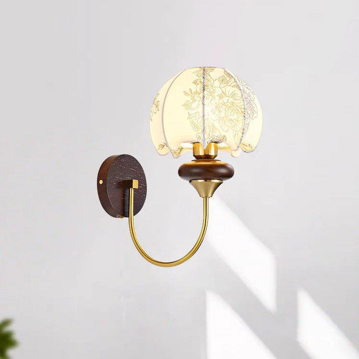 Aplique de pared de 1 luz con pantalla de tela impresa floral abovedada de poste curvado francés tradicional, marco de hierro de madera para sala de estar 