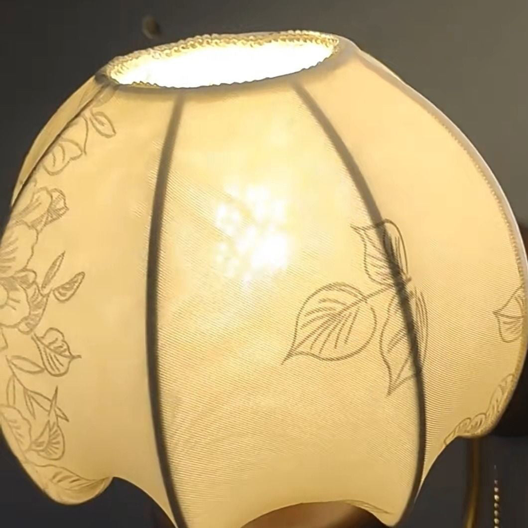 Applique murale à 1 lumière avec abat-jour en tissu imprimé floral en forme de dôme courbé traditionnel français, cadre en bois et fer pour salon 