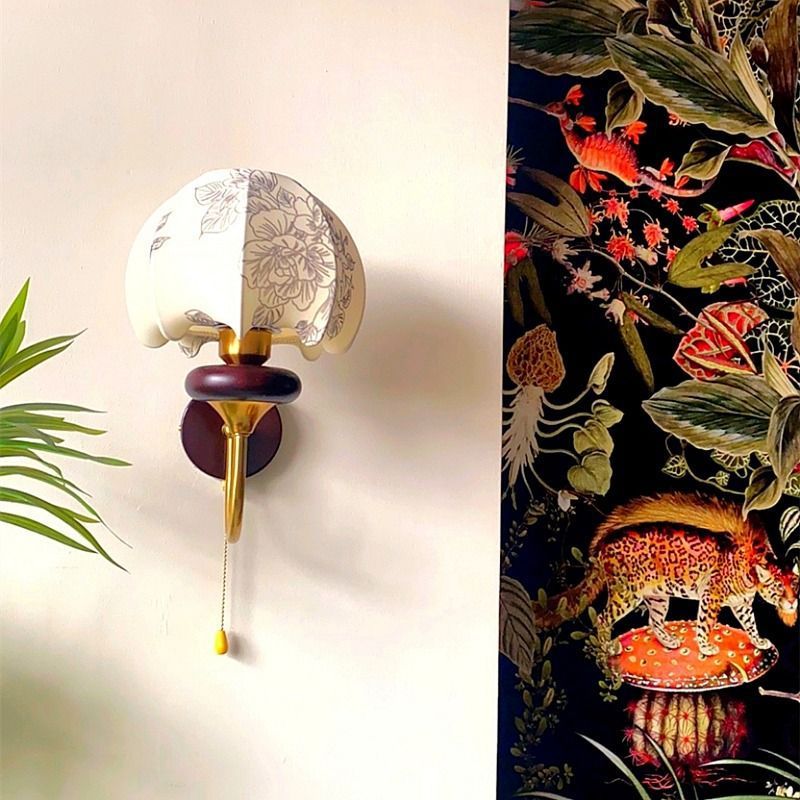 Applique murale à 1 lumière avec abat-jour en tissu imprimé floral en forme de dôme courbé traditionnel français, cadre en bois et fer pour salon 