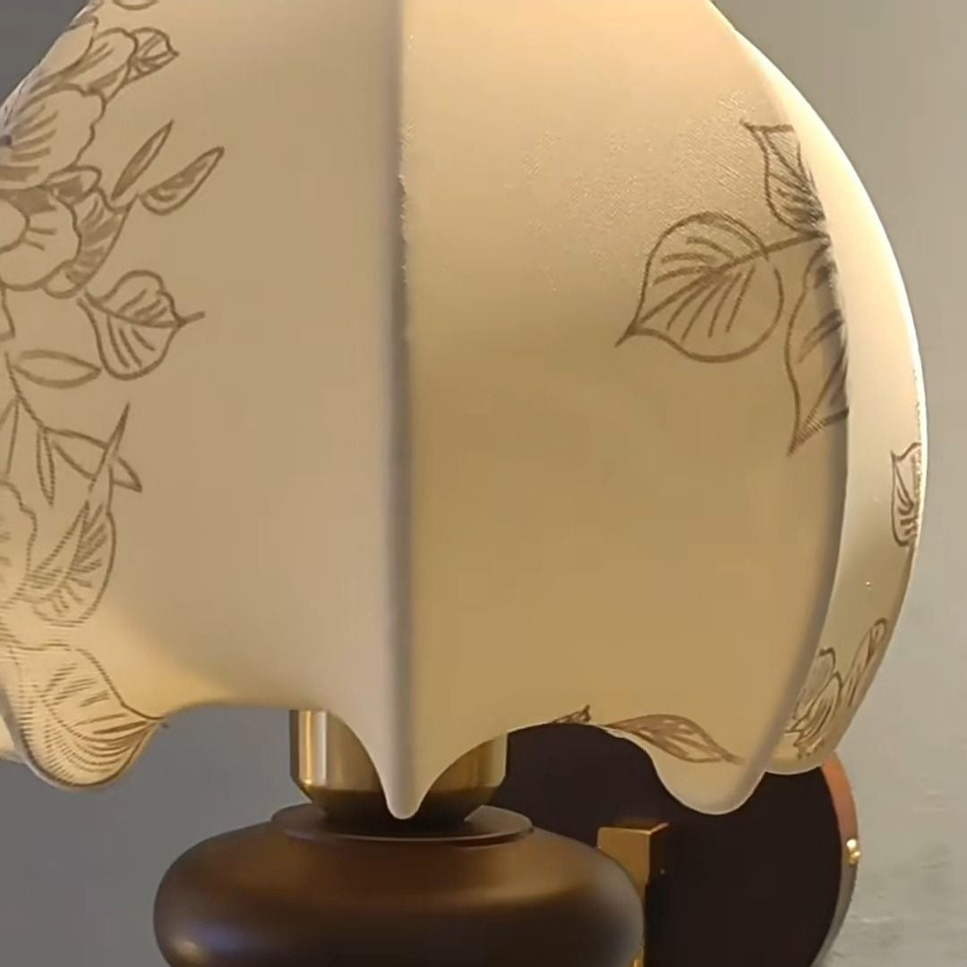 Applique murale à 1 lumière avec abat-jour en tissu imprimé floral en forme de dôme courbé traditionnel français, cadre en bois et fer pour salon 