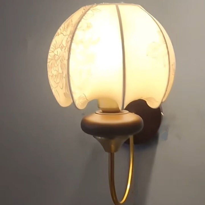 Applique murale à 1 lumière avec abat-jour en tissu imprimé floral en forme de dôme courbé traditionnel français, cadre en bois et fer pour salon 