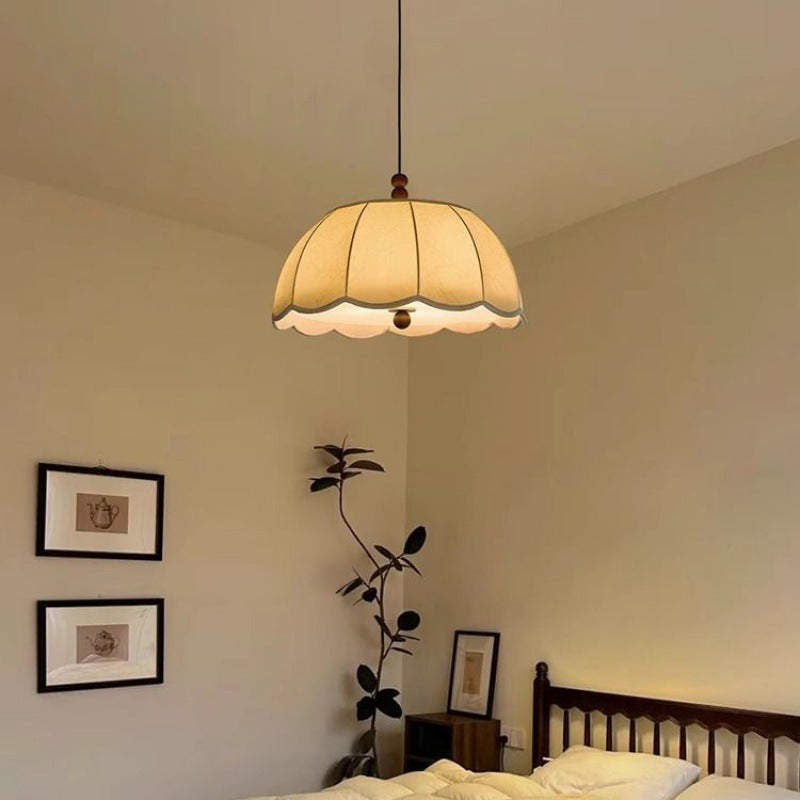 Traditionelle französische runde Stoffschirm mit Blumenmuster aus Holz und Messing, 4-flammige Pendelleuchte für das Wohnzimmer 