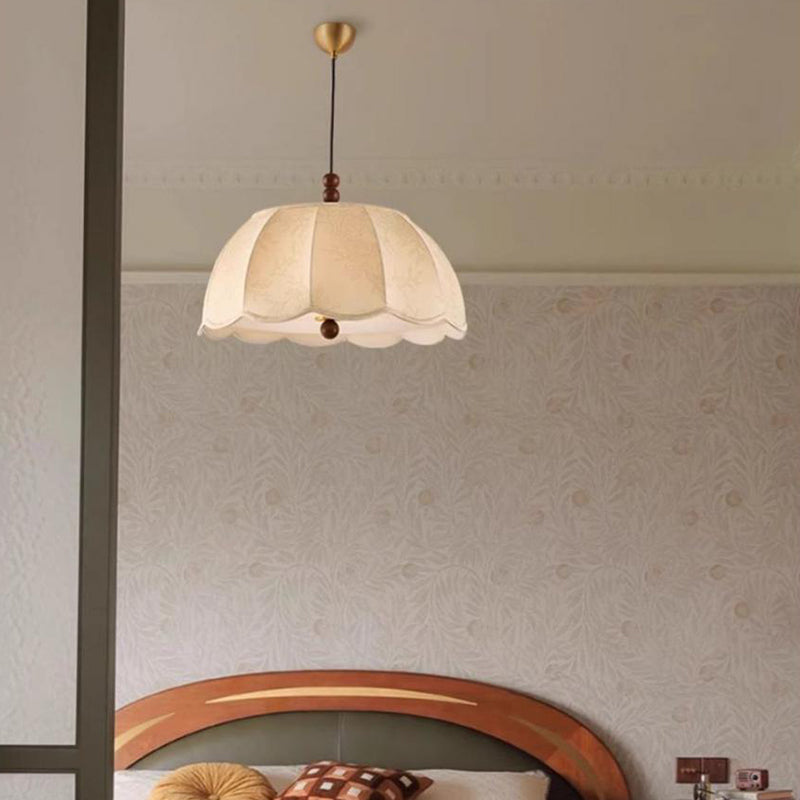 Traditionelle französische runde Stoffschirm mit Blumenmuster aus Holz und Messing, 4-flammige Pendelleuchte für das Wohnzimmer 