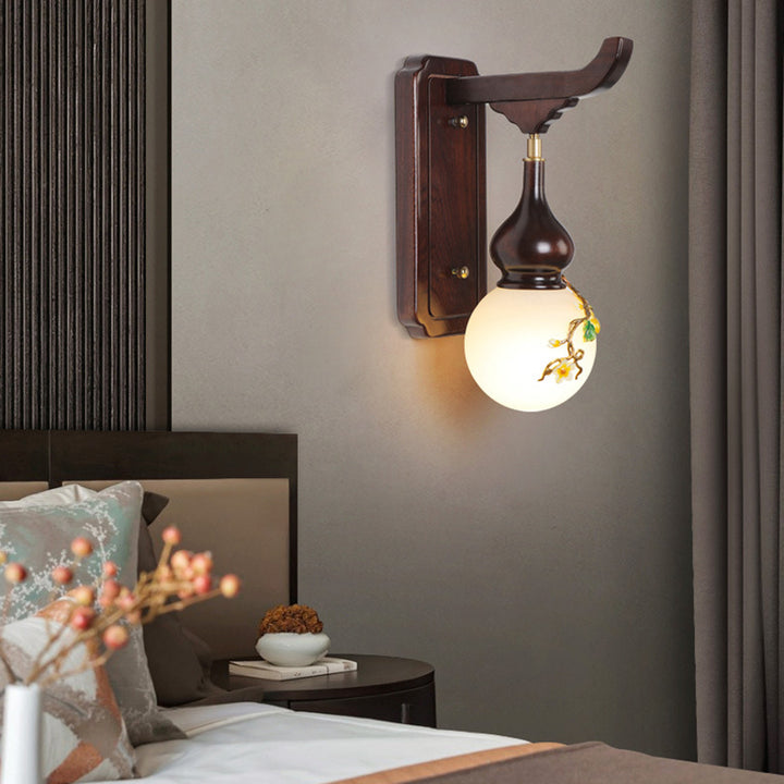 Traditionelle chinesische runde Kürbis-Holz-Messing-emaillierte Glasschirm 1-Licht-Wandleuchte für Wohnzimmer 