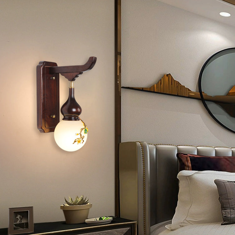 Traditionelle chinesische runde Kürbis-Holz-Messing-emaillierte Glasschirm 1-Licht-Wandleuchte für Wohnzimmer 