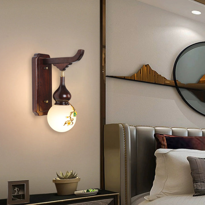 Traditionelle chinesische runde Kürbis-Holz-Messing-emaillierte Glasschirm 1-Licht-Wandleuchte für Wohnzimmer 