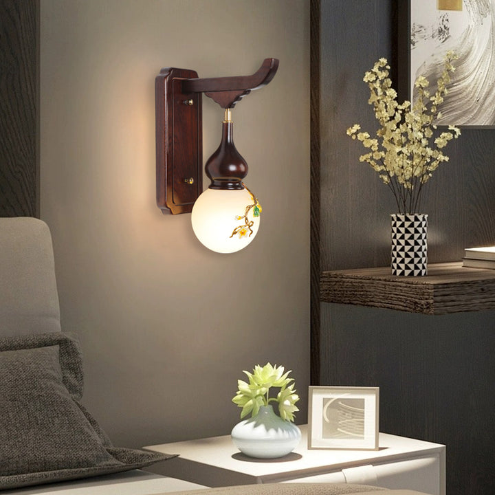 Traditionelle chinesische runde Kürbis-Holz-Messing-emaillierte Glasschirm 1-Licht-Wandleuchte für Wohnzimmer 