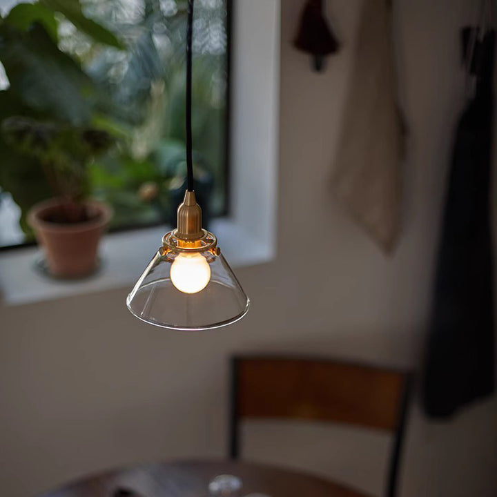 Abat-jour en verre rayé trapézoïdal rond nordique contemporain en laiton avec une lumière suspendue pour salon 