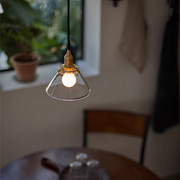 Abat-jour en verre rayé trapézoïdal rond nordique contemporain en laiton avec une lumière suspendue pour salon 