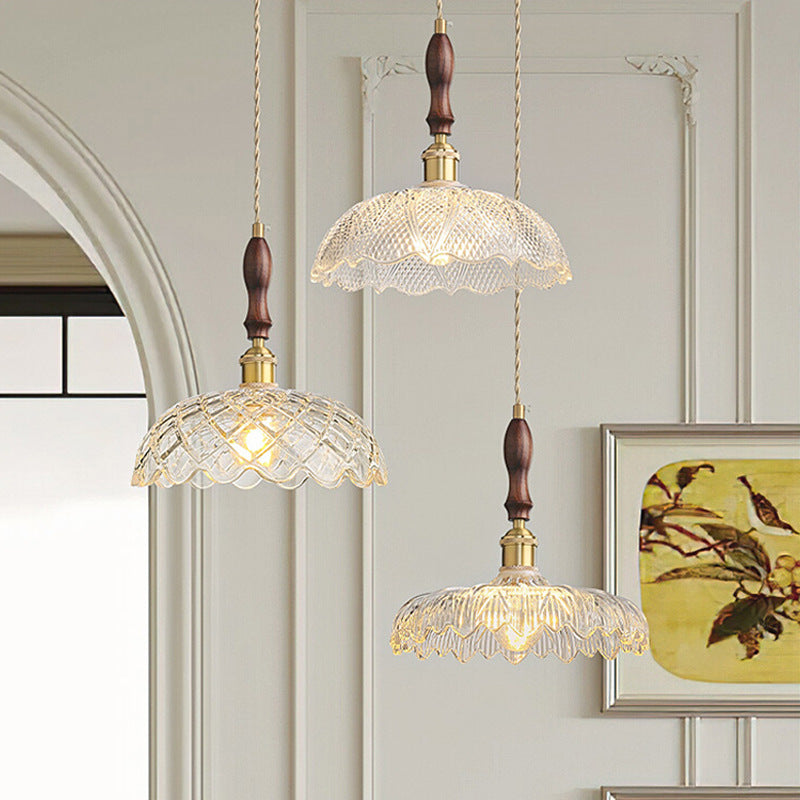 Abat-jour en verre traditionnel français avec bourgeons de pétales de fleurs rondes, bois et aluminium, suspension 1 lumière pour salon 