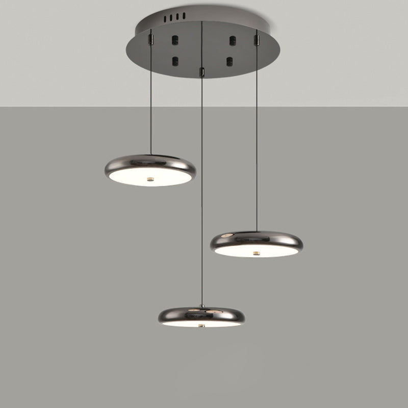 Zeitgenössischer nordischer runder Frisbee-förmiger Hardware-Acryl-LED-Insel-Licht-Kronleuchter für das Esszimmer 