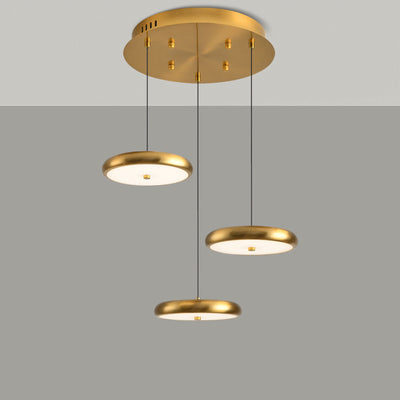 Zeitgenössischer nordischer runder Frisbee-förmiger Hardware-Acryl-LED-Insel-Licht-Kronleuchter für das Esszimmer 