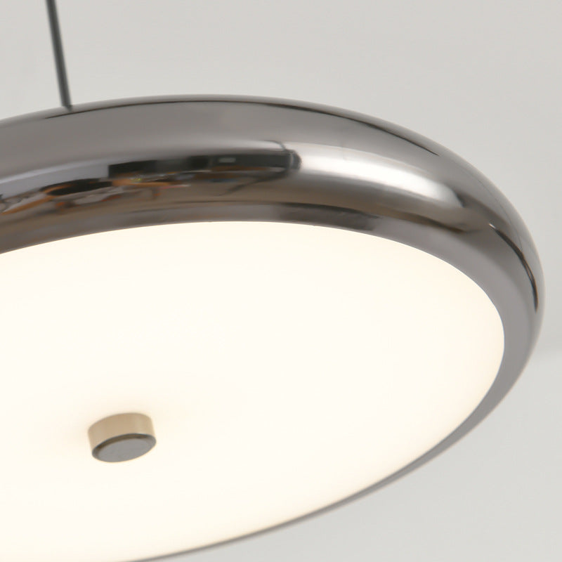 Zeitgenössischer nordischer runder Frisbee-förmiger Hardware-Acryl-LED-Insel-Licht-Kronleuchter für das Esszimmer 