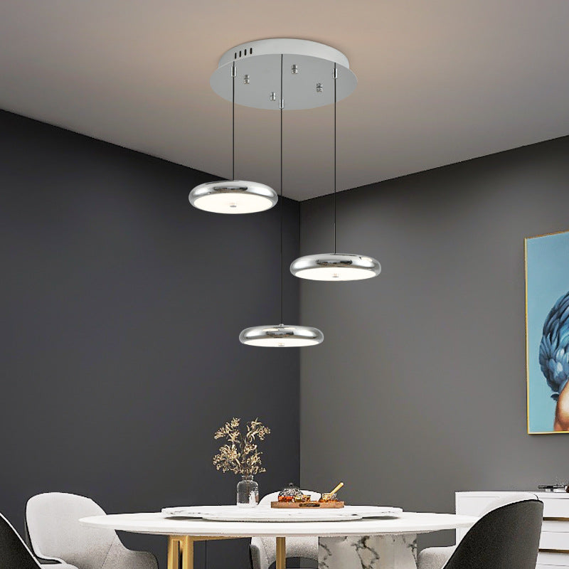Zeitgenössischer nordischer runder Frisbee-förmiger Hardware-Acryl-LED-Insel-Licht-Kronleuchter für das Esszimmer 