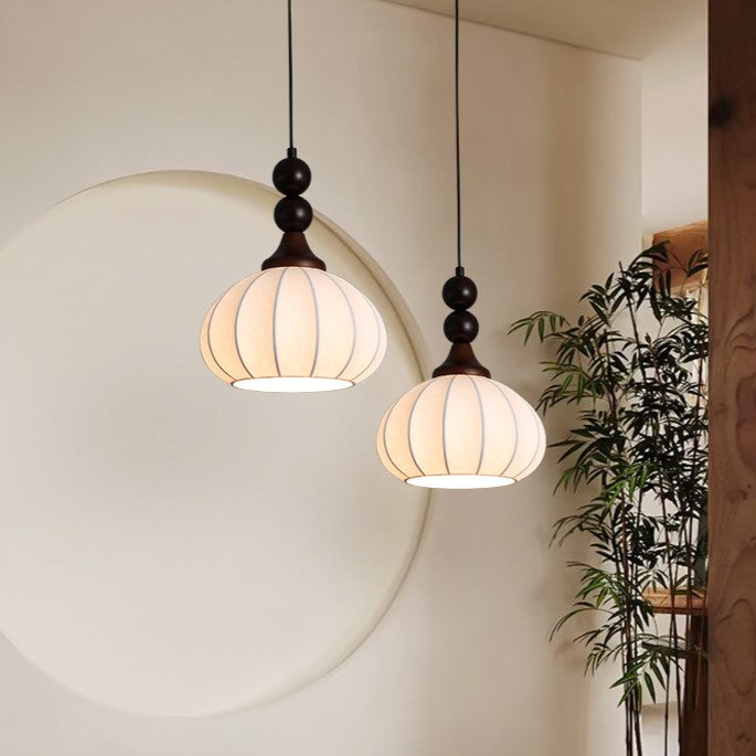 Lustre suspendu traditionnel vintage à une lumière avec abat-jour en soie en forme de boule ronde et perles, en bois et fer, pour salon 