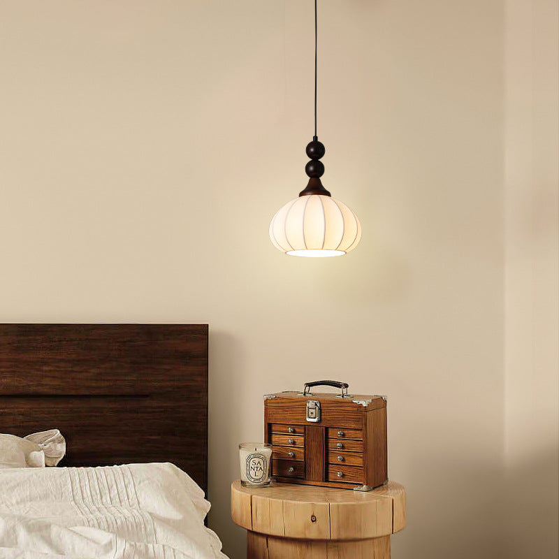 Lustre suspendu traditionnel vintage à une lumière avec abat-jour en soie en forme de boule ronde et perles, en bois et fer, pour salon 